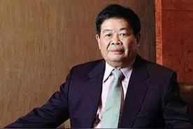 “玻璃大王”曹德旺：白手起家赚1000亿捐110亿，看不上李嘉诚图片