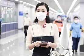 陶虹白色皮肤衣+黑色吊带连体裤+Loewe包袋知性优雅图片