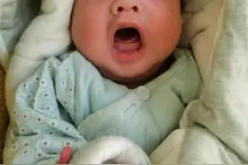 山西男子年过半百终得子，岂料儿子口含“龙珠”出生，他心瞬间跌进谷底图片