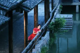 4首江南古诗词，四季江南美景：天青色等烟雨，而我在等你图片