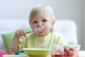 崔玉涛答疑：什么时候锻炼孩子自主进食？很多家长开始晚了图片