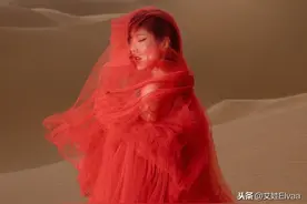 赵奕欢“脑洞大开”沙漠中拍广告，穿红色长裙，这身材让人看心动图片