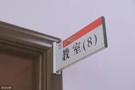 我暗恋的人也坐在我前面，为什么我就没有这待遇，为什么为什么？图片