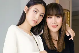 任达华15岁女儿近照，近1米8身高腿长赶超妈妈，蛮腰仅一把粗图片