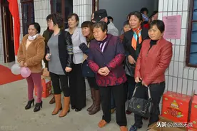 村民阻拦新郎接亲，一人索要一条中华，新娘光脚跳窗直奔婚车图片