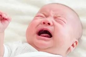宝宝睡眠中常见的6种不适症状，很可能是疾病信号，宝妈要会判断图片