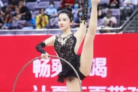 陈小纭获双料冠军，于小彤在台下竖起大拇指，甜甜的恋爱溢出屏幕图片