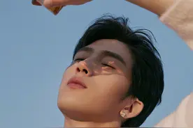 井柏然春日美好写真，少年与野花，昂扬而生图片