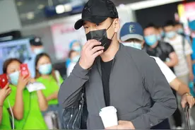 王耀庆灰色休闲装搭配黑裤，总是自带霸道总裁范图片
