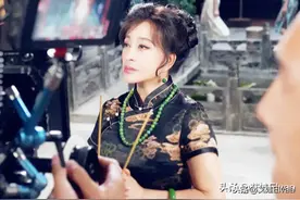 65岁刘晓庆才真叫人羡慕，穿旗袍裙配丝袜，一把年纪还有花瓶身材图片