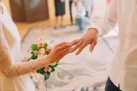 幸福的婚姻就是：上一秒还在争吵，但下一秒就能拥抱图片