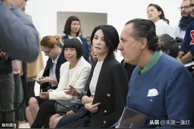 王菲与张学友同台颁奖，王菲吐槽张学友未得奖加忘词爆笑全场图片