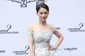 30岁李沁太自信，紧身上衣搭小黑裤就亮相，“过山车”身材够迷人图片