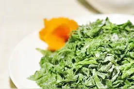 芹菜叶别再扔掉了，教你新吃法，美味营养十分解馋。图片