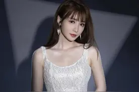 被柳岩的美惊到了，一袭白裙秀精致锁骨，魔鬼曲线恰到好处图片