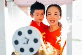 范文芳带儿子一起做公益，穿红T恤配白裤子，扎排骨辫清爽显年轻图片