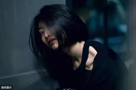 女人深爱一个人，如果女人不主动和你谈钱？那么男人你要小心了图片