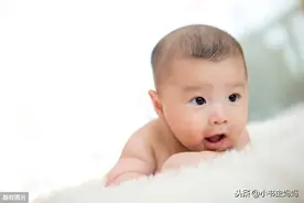 满月后的宝宝有这6点表现，说明孩子聪明又长得好，你家娃中几个图片