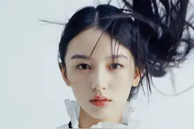 “坏女孩”周也写真释出，一头微卷长发眼神柔和，尽显少女本性图片