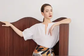 戚薇身着艺术涂绘治愈猫咪半裙，清新色系又美又仙，气场全开啊图片
