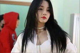 李小璐离婚后越来越辣，穿露脐装秀马甲线后，又穿皮裤秀大长腿图片