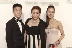 赌王四房子女颜值最低？何猷君何超欣眼睛无神，何超盈脖子前倾图片