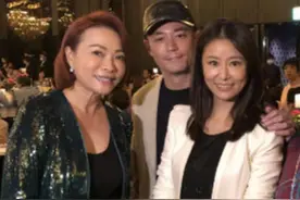 林心如和老公喝交杯酒，霍建华深情表白老婆，林爸生日宴热闹非凡图片