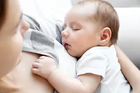新生儿睡觉为何容易惊醒？宝宝睡眠质量差的原因，新手宝妈要了解图片