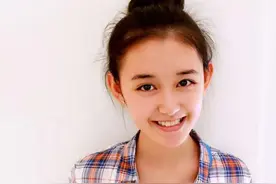 蒋依依和全班同学合照，这么标准的露齿微笑应该练了很长时间吧？图片