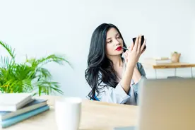 小姨子离婚后无家可归，姐夫好心收留，最后却被姐姐赶出家门图片