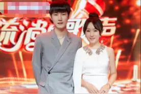 49岁甜美歌后杨钰莹晒照，被嘲脸僵，网友回怼：官方笑就是僵？图片