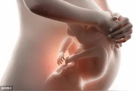 孕妇睡觉翻身时，胎儿在干吗？太可爱了图片