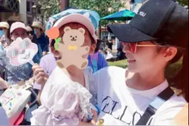 31岁颖儿带娃同游迪士尼，2岁女儿软萌可爱，母女同框像姐妹图片