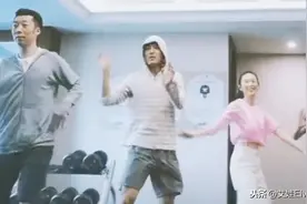 童瑶嫁富豪后真放得开，穿露脐衫配剪刀裤在家跳舞，蚂蚱肚超抢镜图片