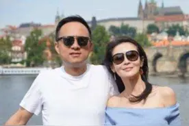 于明加老公捡到宝了，老婆穿拼接纱裙同框关悦，长相相似气场更强图片