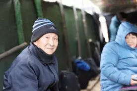 山西老人无意中发现“凤凰”，坚持喂养4年，现在收获意外惊喜图片