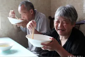 暖心又暖胃！八旬老太自驾游途中犯馋，湖南株洲老板送满盒酸萝卜图片