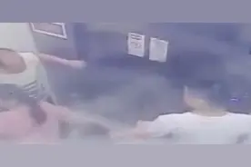 陕西一小区电梯从18层下坠孩子吓哭，视频记录惊魂一刻图片