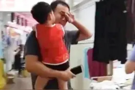 商场里，一位宝爸抱着儿子边跑边哭，得知原因后路人纷纷让路图片
