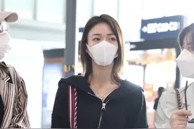 太瘦也不是好事！吴谨言穿短裙身材瘦到变形，大腿和小腿一样细图片