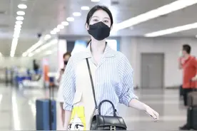 张俪「骑行裤」的穿搭真吸睛！蓝色拼接衬衫+长靴，个性又性感图片