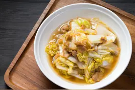 炒白菜好吃的诀窍，掌握3个小技巧，白菜脆爽入味，拿肉都不换图片