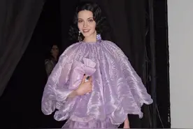 梦幻紫色仙女裙，Armani高定上的紫霞仙子，这波紫色仙裙真的好美图片