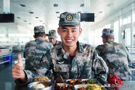 @所有人，了解一下军营炊事兵的日常图片