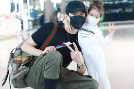 经超带女儿走机场，T恤配工装裤真像小鲜肉，女儿才3岁腿就这么长图片