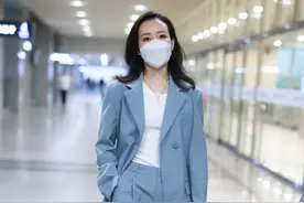 王鸥蓝色西服+运动鞋，手插裤兜十分霸气图片