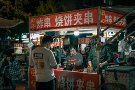 地摊不能随意摆，郑州各区规划指定夜市摊点区域，区域外要被取缔图片
