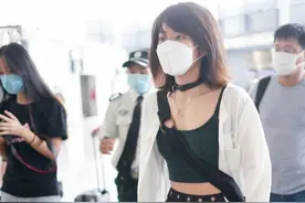 《创造2020》王珂现身机场，白衬衣搭配低胸内搭，走路霸气辣味足图片
