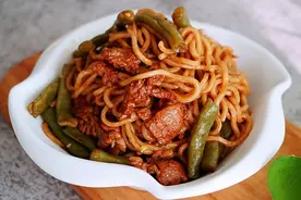 「豆角焖面」的做法+配方，美味油亮，特别家常吃不腻的豆角焖面图片