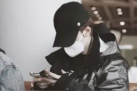 坐姿好霸气！朱正廷营业造型个性时髦，酷劲满满依然很有少年感图片